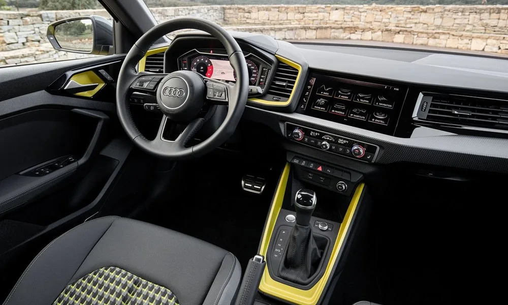 Фото Audi A1 Sportback — передняя панель, фото 2. Архитектура передней панели: ярусы, вставки и консоль в тёмной гамме Audi A1 Sportback — передняя панель, фото 2
