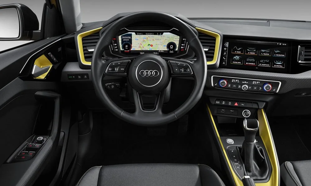 Фото Audi A1 Sportback — передняя панель, фото 3. Архитектура передней панели: ярусы, вставки и консоль в тёмной гамме. Минимум физических кнопок — ставка на экранное управление Audi A1 Sportback — передняя панель, фото 3