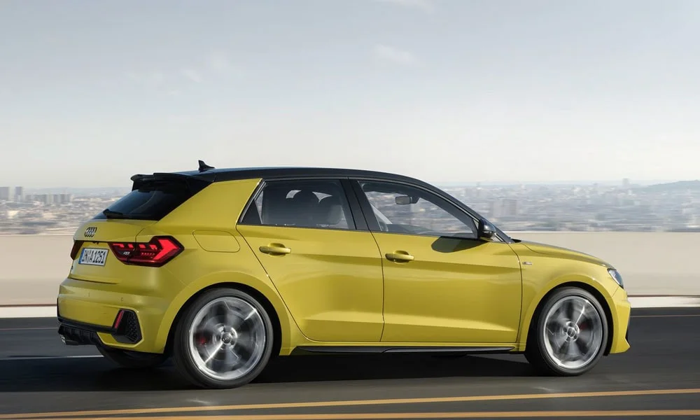 Фото Audi A1 Sportback — вид сзади, фото 4. Графика фонарей, бампер и оформление пятой двери Audi A1 Sportback — вид сзади, фото 4