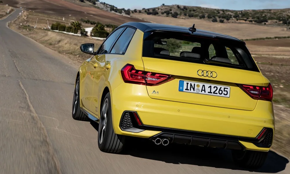 Фото Audi A1 Sportback — вид сзади, фото 5. Графика фонарей, бампер и оформление пятой двери. Светодиодная полоса или раздельные секции — задняя оптика стала главным украшением кормы Audi A1 Sportback — вид сзади, фото 5