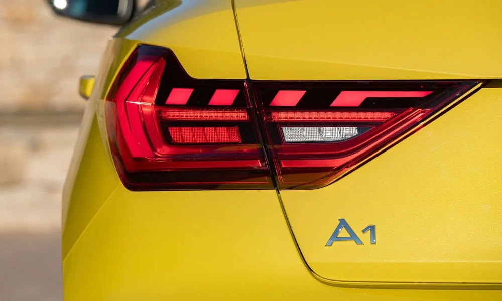 Фото Audi A1 Sportback — вид сзади, фото 6. Графика фонарей, бампер и оформление пятой двери. Насадки выхлопа или их имитация внизу бампера различают версии Audi A1 Sportback — вид сзади, фото 6
