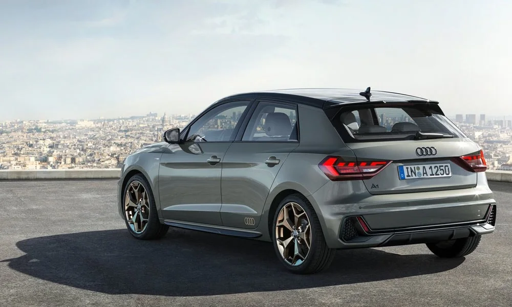 Фото Audi A1 Sportback — вид сзади, фото 8. Графика фонарей, бампер и оформление пятой двери Audi A1 Sportback — вид сзади, фото 8
