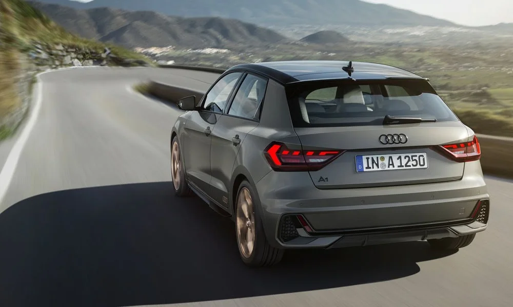 Фото Audi A1 Sportback — вид сзади, фото 9. Серый кузов сзади — фонари и бампер определяют ночной образ модели. Светодиодная полоса или раздельные секции — задняя оптика стала главным украшением кормы Audi A1 Sportback — вид сзади, фото 9
