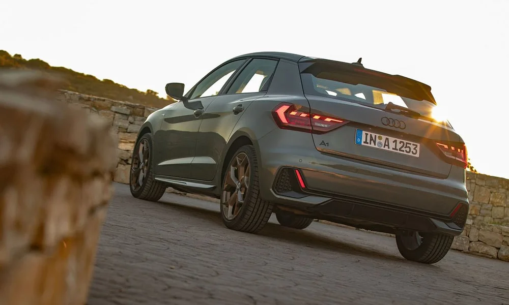 Фото Audi A1 Sportback — вид сзади, фото 12. Графика фонарей, бампер и оформление пятой двери. Насадки выхлопа или их имитация внизу бампера различают версии Audi A1 Sportback — вид сзади, фото 12