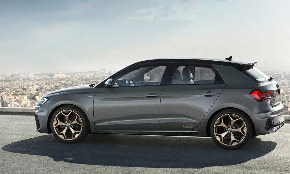 Фото Audi A1 Sportback — вид сзади, фото 13. Графика фонарей, бампер и оформление пятой двери. Насадки выхлопа или их имитация внизу бампера различают версии Audi A1 Sportback — вид сзади, фото 13