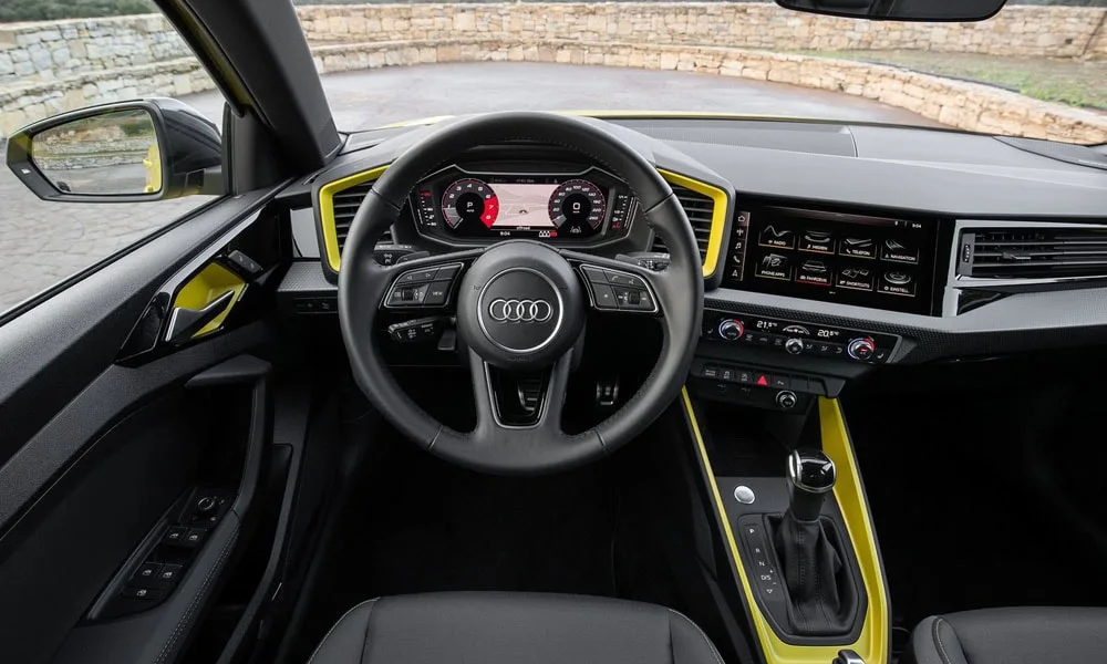 Фото Audi A1 Sportback — руль. Обшивка обода и компоновка спиц крупным планом. Правильная посадка: руки на «9 и 3», приборы читаются поверх обода Audi A1 Sportback — руль