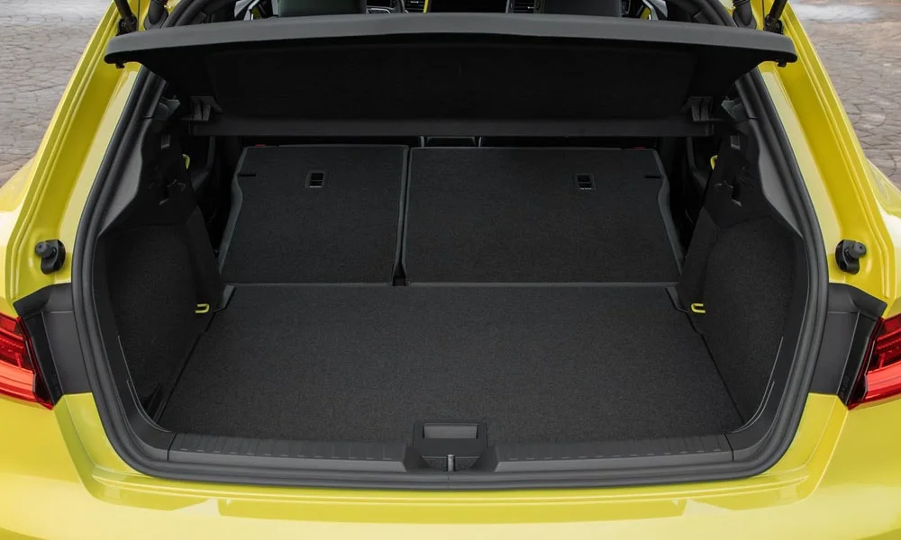 Фото Audi A1 Sportback — багажник. Форма проёма, ровный пол и организация пространства. Электропривод двери с датчиком под бампером — руки заняты, багажник открыт Audi A1 Sportback — багажник