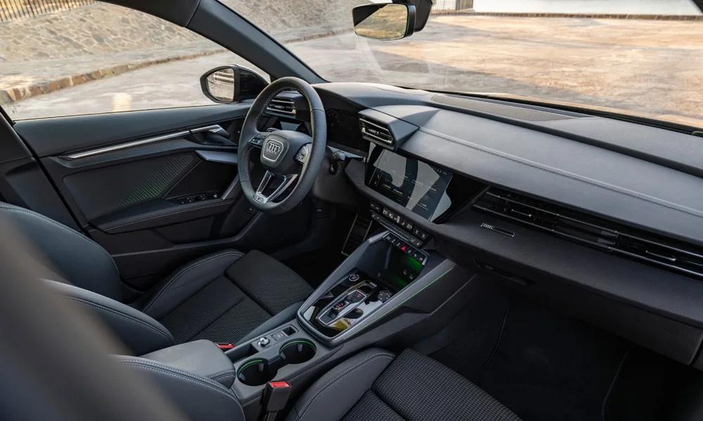 Фото Audi A3 Sportback — передняя панель. Передняя панель в тёмной отделке: расположение экранов и дефлекторов. Минимум физических кнопок — ставка на экранное управление Audi A3 Sportback — передняя панель