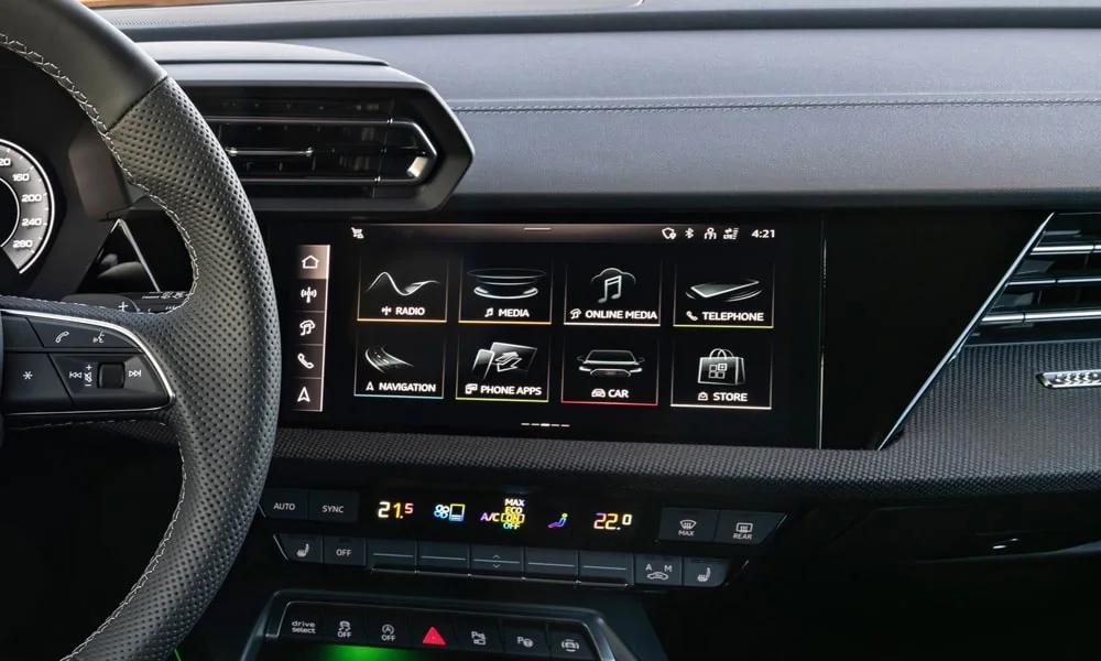Фото Audi A3 Sportback — экран мультимедиа. Интерфейс медиасистемы крупным планом. Поддержка смартфонов и обновления «по воздуху» — ключевые вопросы к медиасистеме; наличие русификации уточняйте у дилера Audi A3 Sportback — экран мультимедиа