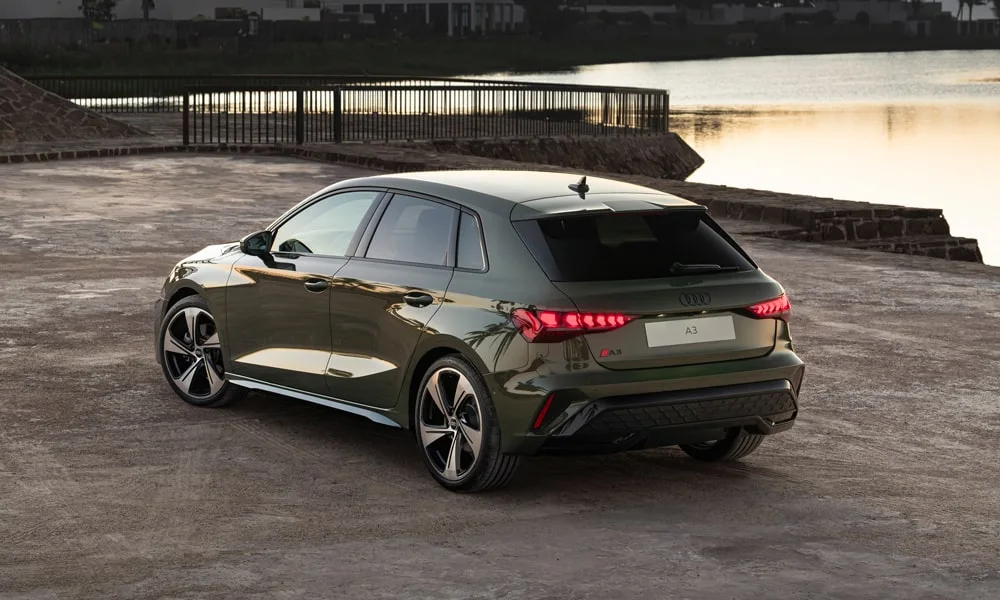 Фото Audi A3 Sportback — вид сзади, фото 4. Линия крыши, стойки и задняя дверь в зелёном исполнении. Насадки выхлопа или их имитация внизу бампера различают версии Audi A3 Sportback — вид сзади, фото 4