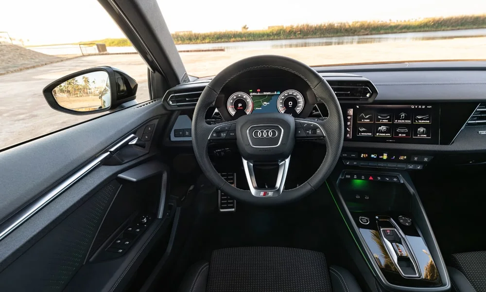 Фото Audi A3 Sportback — руль. Обшивка обода и компоновка спиц крупным планом. Правильная посадка: руки на «9 и 3», приборы читаются поверх обода Audi A3 Sportback — руль