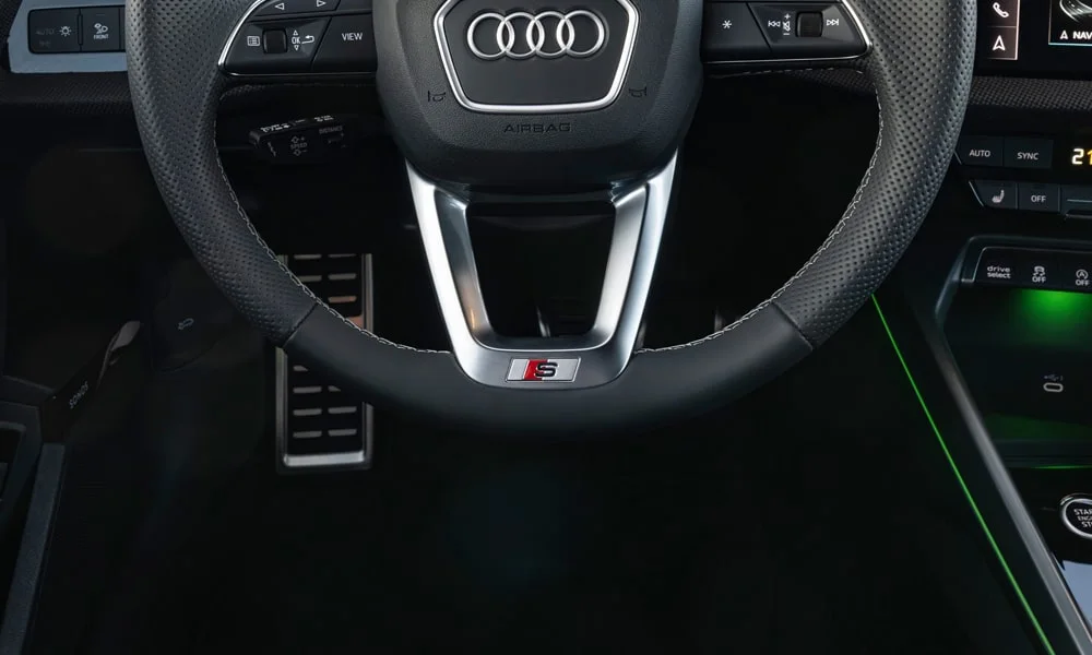 Фото Audi A3 Sportback — руль, фото 2. Обшивка обода и компоновка спиц крупным планом. Обогрев обода — опция, которую оценят зимой Audi A3 Sportback — руль, фото 2