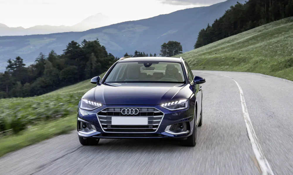 Фото Audi A4 Avant — вид спереди, фото 4. Анфас: пропорции капота, посадка кузова и графика ходовых огней. Дневные ходовые огни включаются автоматически с запуском Audi A4 Avant — вид спереди, фото 4