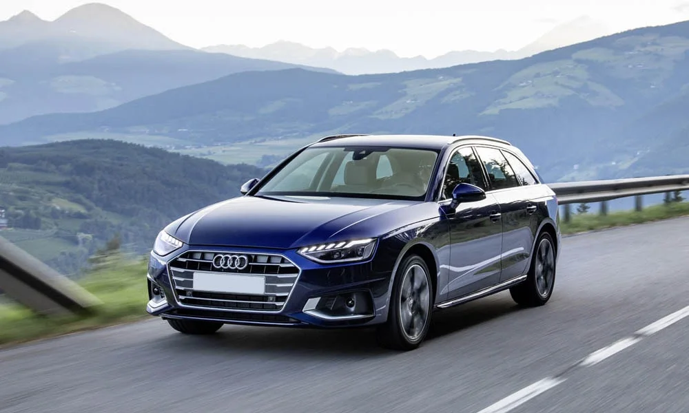 Фото Audi A4 Avant — вид спереди, фото 5. Передок в синем исполнении — крупная светотехника и выразительный бампер Audi A4 Avant — вид спереди, фото 5