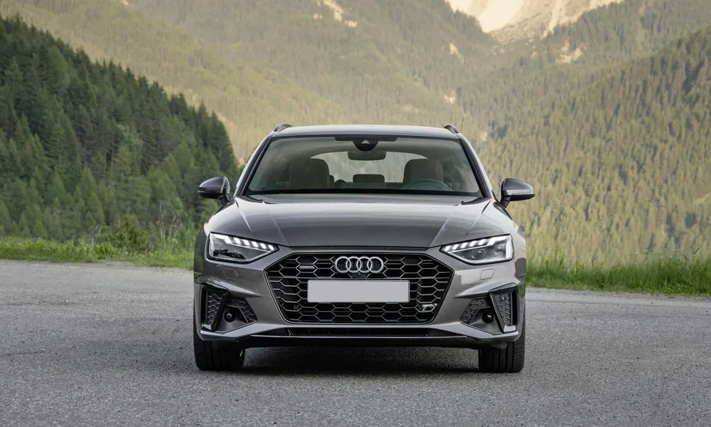 Фото Audi A4 Avant — вид спереди, фото 7. Оптика, решётка и бампер — первое впечатление о модели. Рисунок ходовых огней — подпись модели, по нему её узнают в потоке Audi A4 Avant — вид спереди, фото 7
