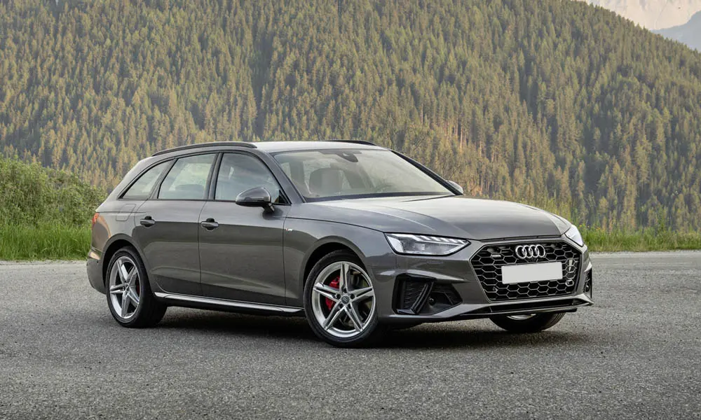 Фото Audi A4 Avant — вид спереди, фото 11. Кузов в сером цвете: рисунок оптики и решётки задаёт узнаваемое «лицо» модели. Рисунок ходовых огней — подпись модели, по нему её узнают в потоке Audi A4 Avant — вид спереди, фото 11