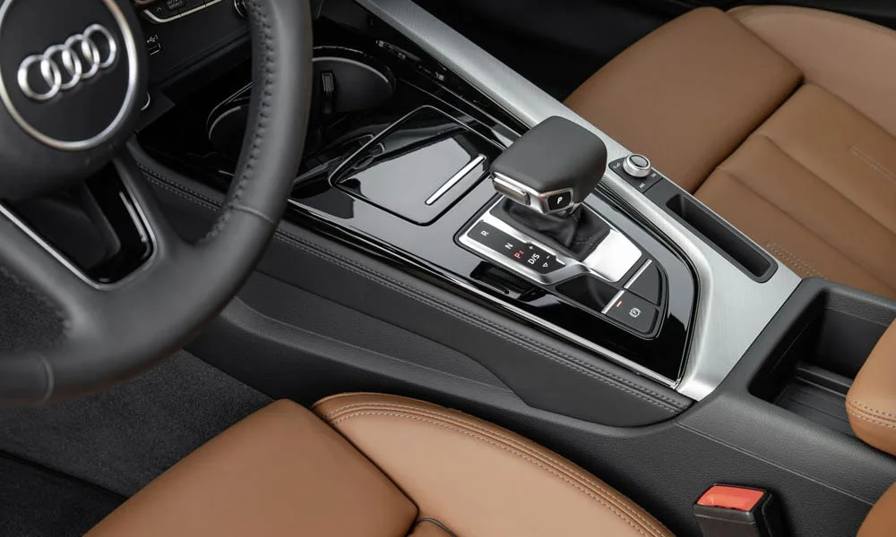 Фото Audi A4 Avant — селектор коробки передач. Селектор трансмиссии на центральной консоли. Режимы движения и электронный ручник собраны рядом с селектором Audi A4 Avant — селектор коробки передач