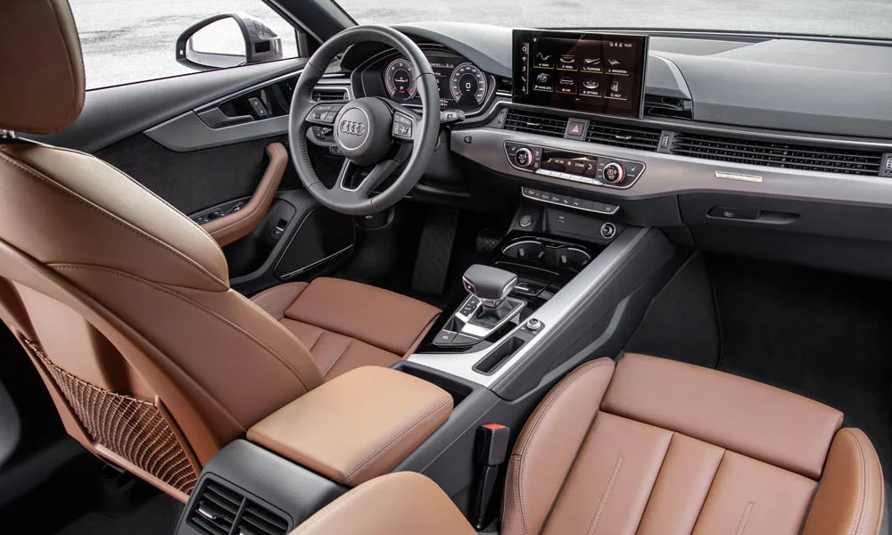 Фото Audi A4 Avant — интерьер, фото 2. Общий план салона: посадка, материалы и организация пространства в коричневой гамме. Уровень отделки читается по стыкам панелей и мягким поверхностям в зонах касания Audi A4 Avant — интерьер, фото 2