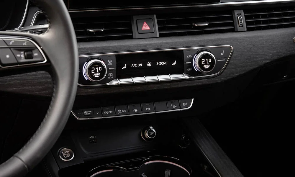 Фото Audi A4 Avant — интерьер, фото 4. Общий план салона: архитектура панели, консоль и кресла. Светлая гамма зрительно расширяет салон, тёмная — практичнее в уходе Audi A4 Avant — интерьер, фото 4