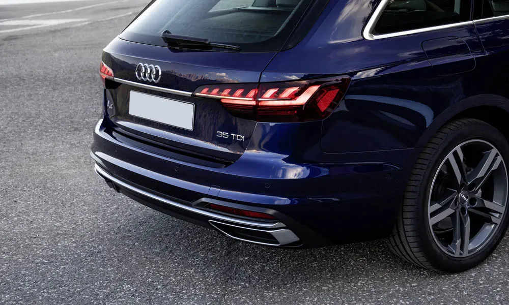 Фото Audi A4 Avant — вид сзади, фото 6. Корма в синем цвете: графика фонарей и пластика пятой двери Audi A4 Avant — вид сзади, фото 6