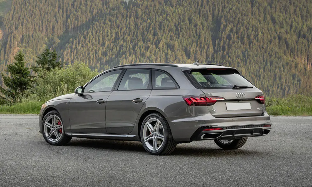 Фото Audi A4 Avant — вид сзади, фото 8. Серый кузов сзади — фонари и бампер определяют ночной образ модели. Насадки выхлопа или их имитация внизу бампера различают версии Audi A4 Avant — вид сзади, фото 8