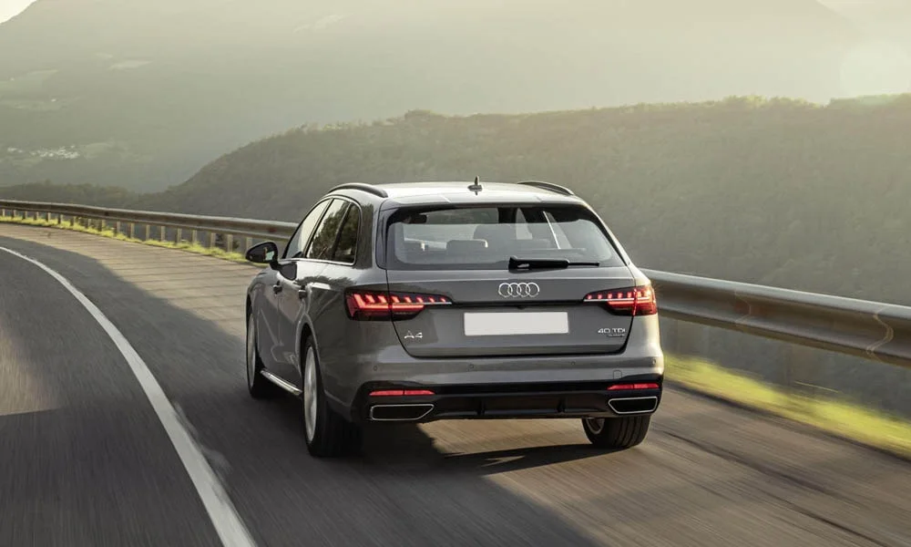 Фото Audi A4 Avant — вид сзади, фото 10. Серый кузов сзади — фонари и бампер определяют ночной образ модели. Светодиодная полоса или раздельные секции — задняя оптика стала главным украшением кормы Audi A4 Avant — вид сзади, фото 10
