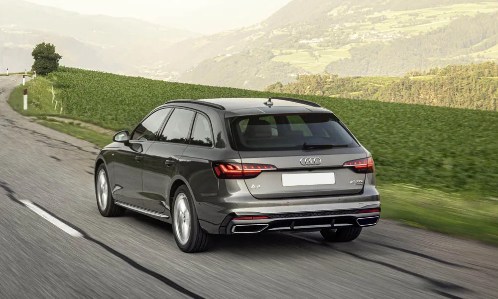 Фото Audi A4 Avant — вид сзади, фото 11. Корма в сером цвете: графика фонарей и пластика пятой двери. Светодиодная полоса или раздельные секции — задняя оптика стала главным украшением кормы Audi A4 Avant — вид сзади, фото 11