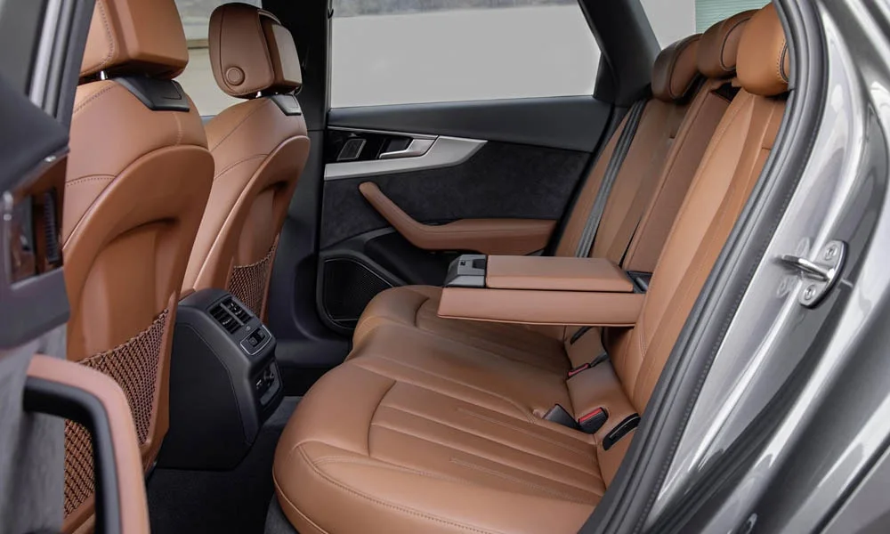 Фото Audi A4 Avant — задние сиденья. Посадка второго ряда: подголовники и подлокотник Audi A4 Avant — задние сиденья