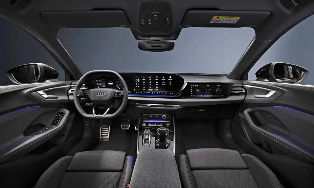 Фото Audi A5 Sportback — передняя панель. Панель в тёмно-синей отделке — видна компоновка экранов и органов управления. Минимум физических кнопок — ставка на экранное управление Audi A5 Sportback — передняя панель