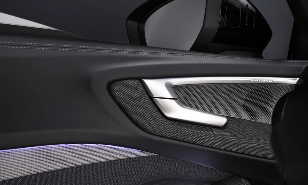Фото Audi A5 Sportback — дверная карта, фото 3. Подлокотник, динамик и блок стеклоподъёмников. Решётка динамика в двери — часть штатной акустики Audi A5 Sportback — дверная карта, фото 3