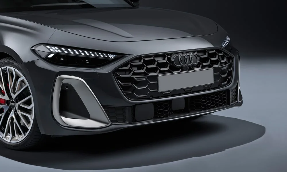 Фото Audi A5 Sportback — решётка радиатора. Рисунок решётки: сетка, ламели или глухая панель у электроверсий. За решёткой у многих комплектаций стоит радар адаптивного круиз-контроля Audi A5 Sportback — решётка радиатора