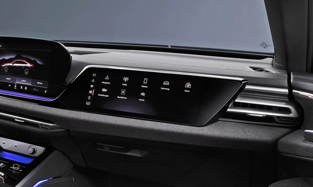 Фото Audi A5 Sportback — экран мультимедиа. Интерфейс медиасистемы крупным планом. Климат и обогревы часто управляются с этого экрана — привыкание занимает пару дней Audi A5 Sportback — экран мультимедиа