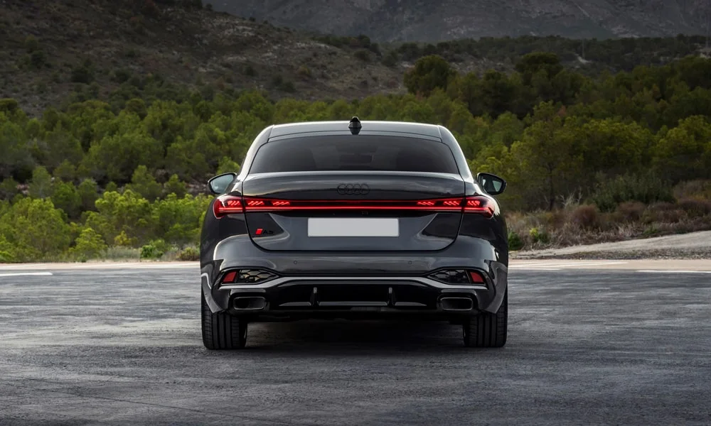 Фото Audi A5 Sportback — вид сзади, фото 4. Графика фонарей, бампер и оформление пятой двери. Светодиодная полоса или раздельные секции — задняя оптика стала главным украшением кормы Audi A5 Sportback — вид сзади, фото 4