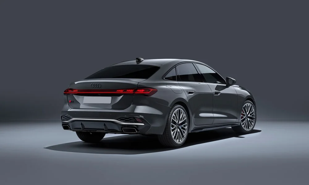 Фото Audi A5 Sportback — вид сзади, фото 7. Серый кузов сзади — фонари и бампер определяют ночной образ модели. Светодиодная полоса или раздельные секции — задняя оптика стала главным украшением кормы Audi A5 Sportback — вид сзади, фото 7