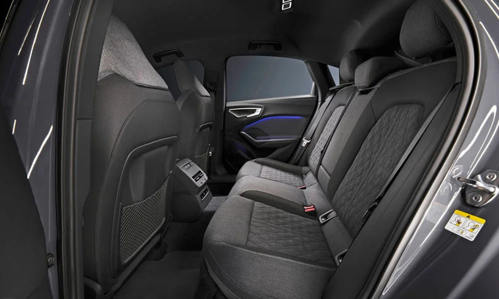 Фото Audi A5 Sportback — задние сиденья. Посадка второго ряда: подголовники и подлокотник. Крепления ISOFIX для детских кресел — в основании спинки Audi A5 Sportback — задние сиденья