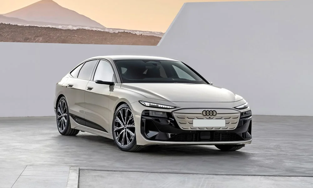Фото Audi A6 Sportback e-tron (2024) — вид спереди, фото 7. Анфас: пропорции капота, посадка кузова и графика ходовых огней. Рисунок ходовых огней — подпись модели, по нему её узнают в потоке Audi A6 Sportback e-tron (2024) — вид спереди, фото 7