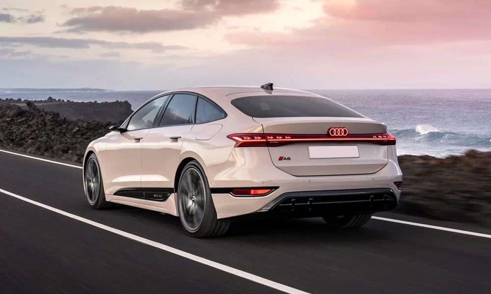 Фото Audi A6 Sportback e-tron (2024) — вид сзади, фото 5. Графика фонарей, бампер и оформление пятой двери. Насадки выхлопа или их имитация внизу бампера различают версии Audi A6 Sportback e-tron (2024) — вид сзади, фото 5