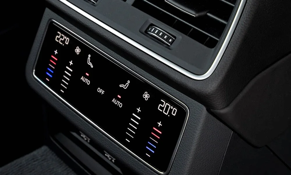 Фото Audi A6 — блок климат-контроля. Физические клавиши температуры и обдува Audi A6 — блок климат-контроля