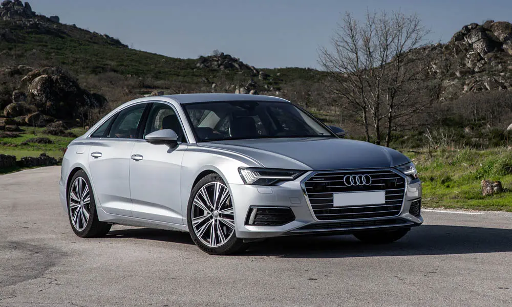 Фото Audi A6 — вид спереди, фото 4. Передок в серебристом исполнении — крупная светотехника и выразительный бампер Audi A6 — вид спереди, фото 4