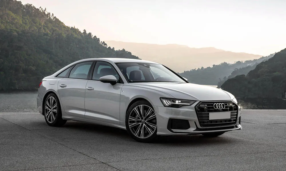 Фото Audi A6 — вид спереди, фото 7. Серебристый кузов, строгая симметрия оптики — базовый ракурс знакомства с дизайном. Рисунок ходовых огней — подпись модели, по нему её узнают в потоке Audi A6 — вид спереди, фото 7