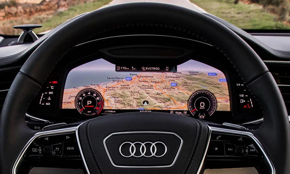 Фото Audi A6 — приборная панель. Скорость, запас хода и подсказки ассистентов перед глазами. Компоновка приборов настраивается в меню у большинства версий Audi A6 — приборная панель