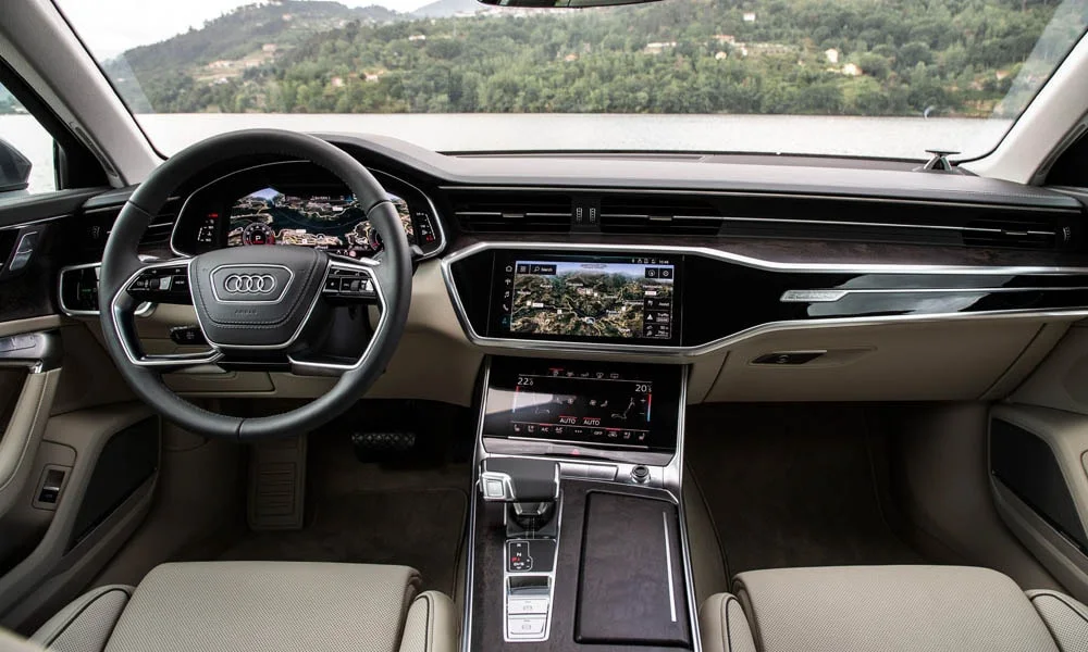 Фото Audi A6 — интерьер. Общий план салона: архитектура панели, консоль и кресла. Светлая гамма зрительно расширяет салон, тёмная — практичнее в уходе Audi A6 — интерьер