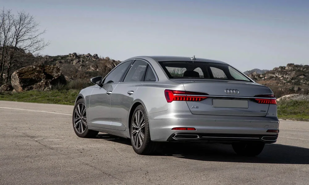 Фото Audi A6 — вид сзади, фото 4. Графика фонарей, бампер и оформление пятой двери. Насадки выхлопа или их имитация внизу бампера различают версии Audi A6 — вид сзади, фото 4