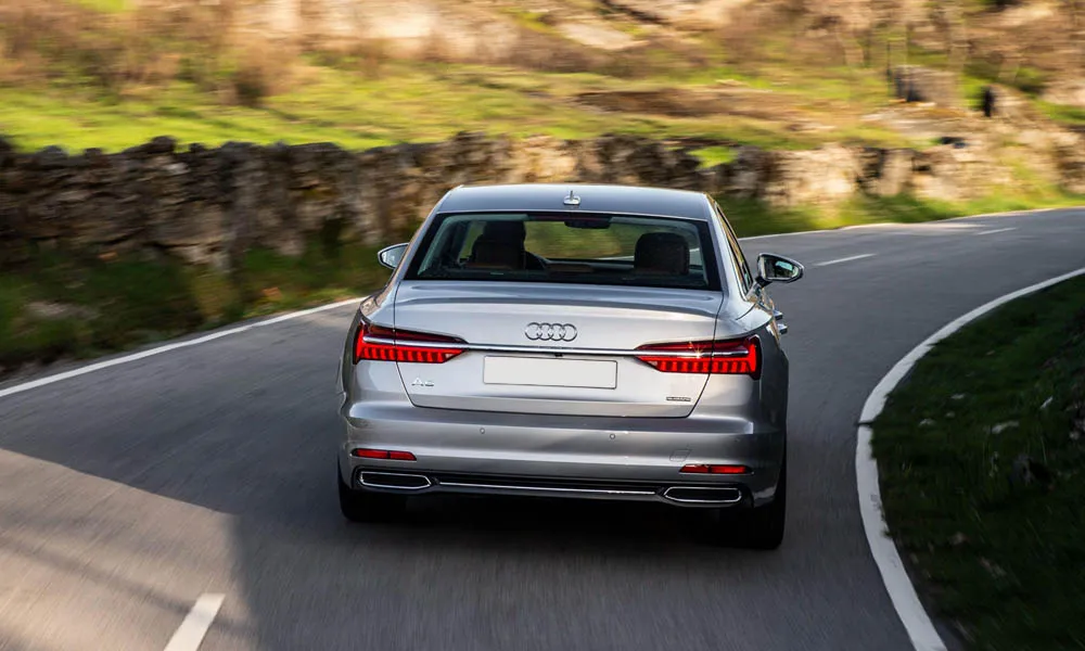 Фото Audi A6 — вид сзади, фото 5. Корма в серебристом цвете: графика фонарей и пластика пятой двери. Светодиодная полоса или раздельные секции — задняя оптика стала главным украшением кормы Audi A6 — вид сзади, фото 5
