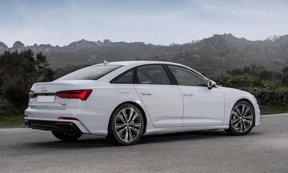 Фото Audi A6 — вид сзади, фото 6. Линия крыши, стойки и задняя дверь в белом исполнении Audi A6 — вид сзади, фото 6