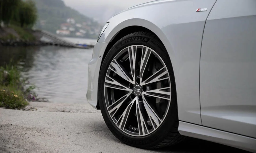 Фото Audi A6 — колесо и диск, фото 2. Дизайн спиц и профиль резины крупным планом Audi A6 — колесо и диск, фото 2