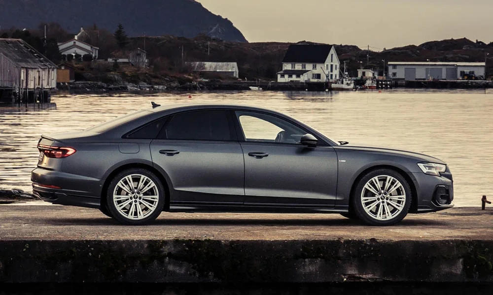 Audi A8 (2024) — вид сбоку