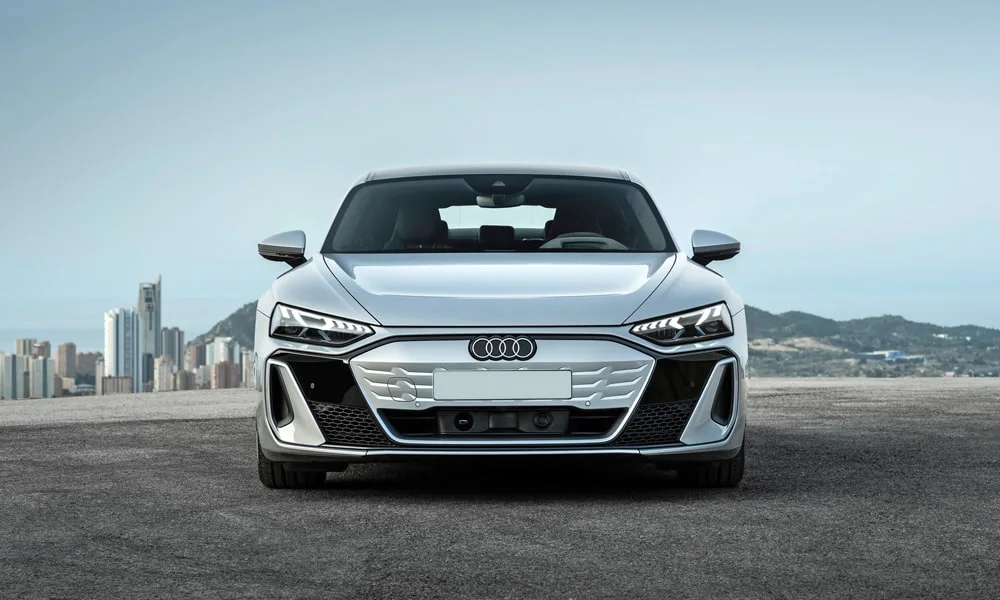 Audi e-tron GT (2024) — вид спереди, фото 2