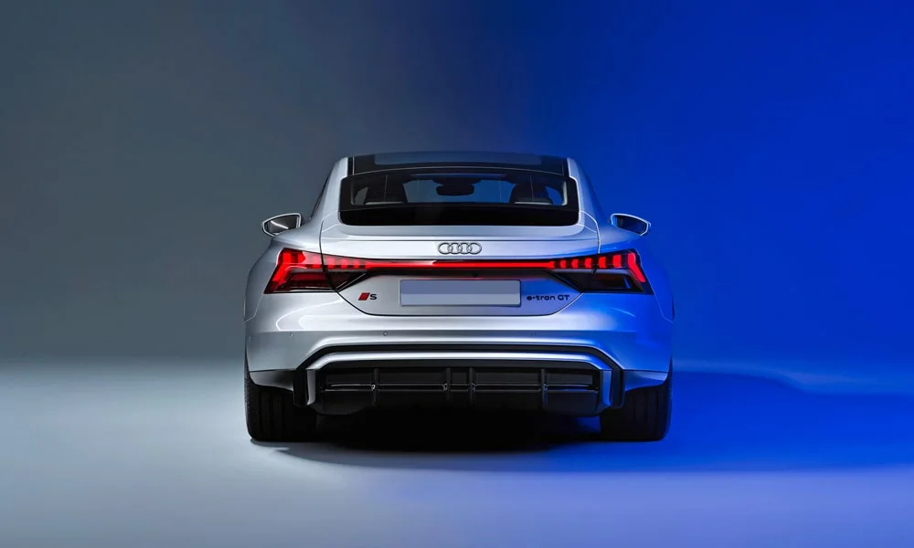 Фото Audi e-tron GT (2024) — вид сзади, фото 4. Графика фонарей, бампер и оформление пятой двери Audi e-tron GT (2024) — вид сзади, фото 4