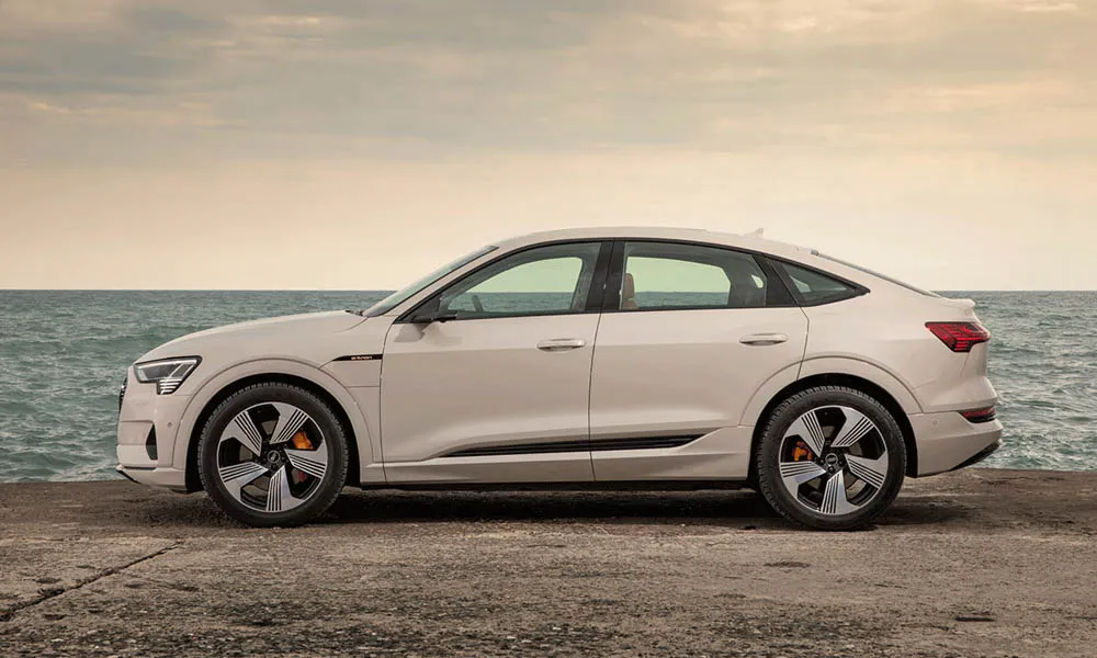 Audi e-tron Sportback — вид сбоку